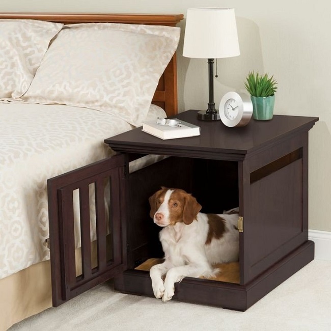 Mesa de cabeceira que funciona ao mesmo tempo como casinha de cachorro.