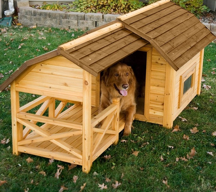 Casinha de cachorro de madeira com deck coberto.