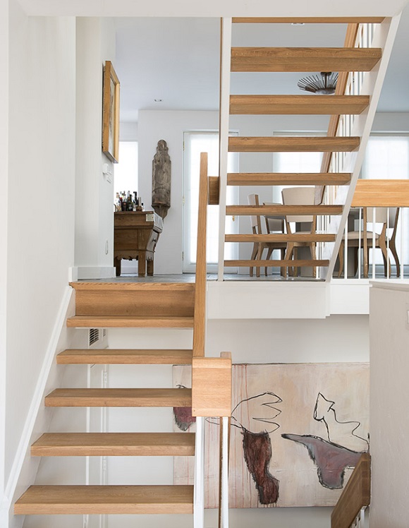 Combine o branco e a madeira em elementos estruturais, como nesta escada.