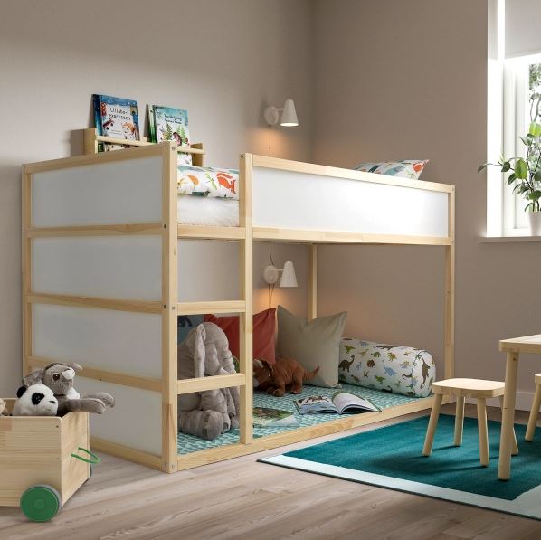 Beliche de madeira com cama de cima e espaço para brinquedos embaixo.
