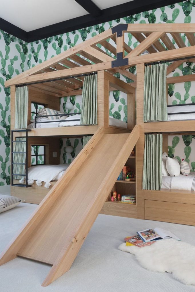Beliche de madeira em design diferenciado, formato de "casa na árvore".