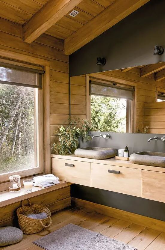 Banheiro todo em madeira.