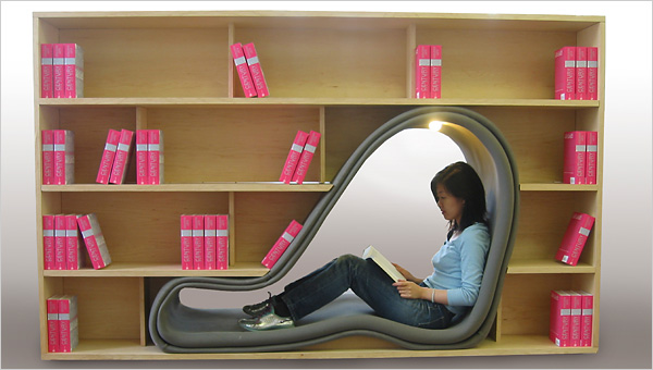 Estante para livros com cadeira de leitura.