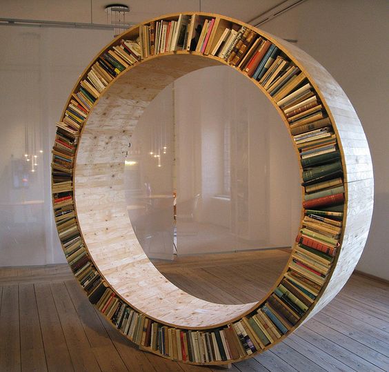 Estante redonda para livros.