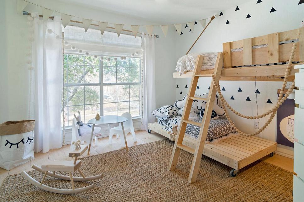 Cama alta minimalista.