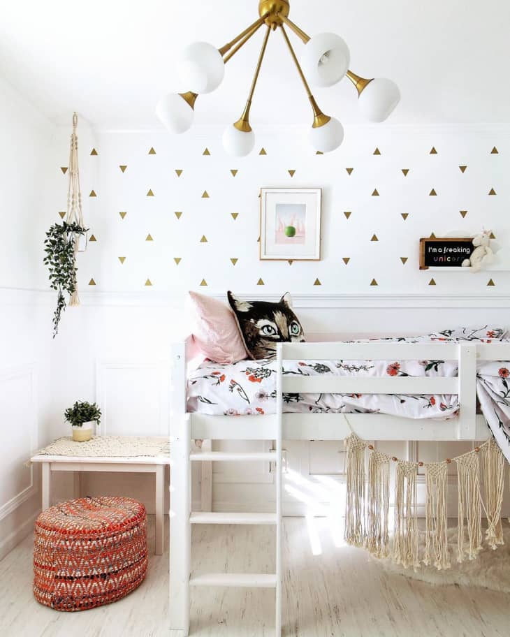 Cama infantil branca no alto.