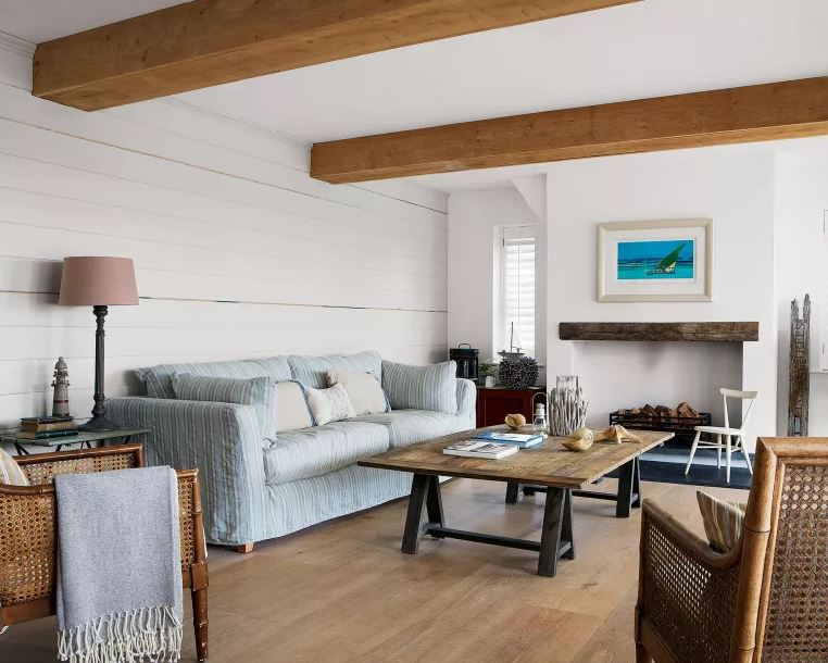 Sala minimalista simples com detalhes de piso e vigas em madeira.