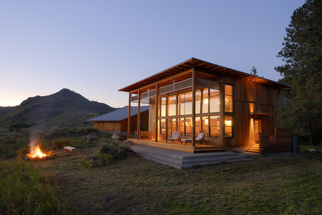 Cabana moderna feita de madeira com vidro.