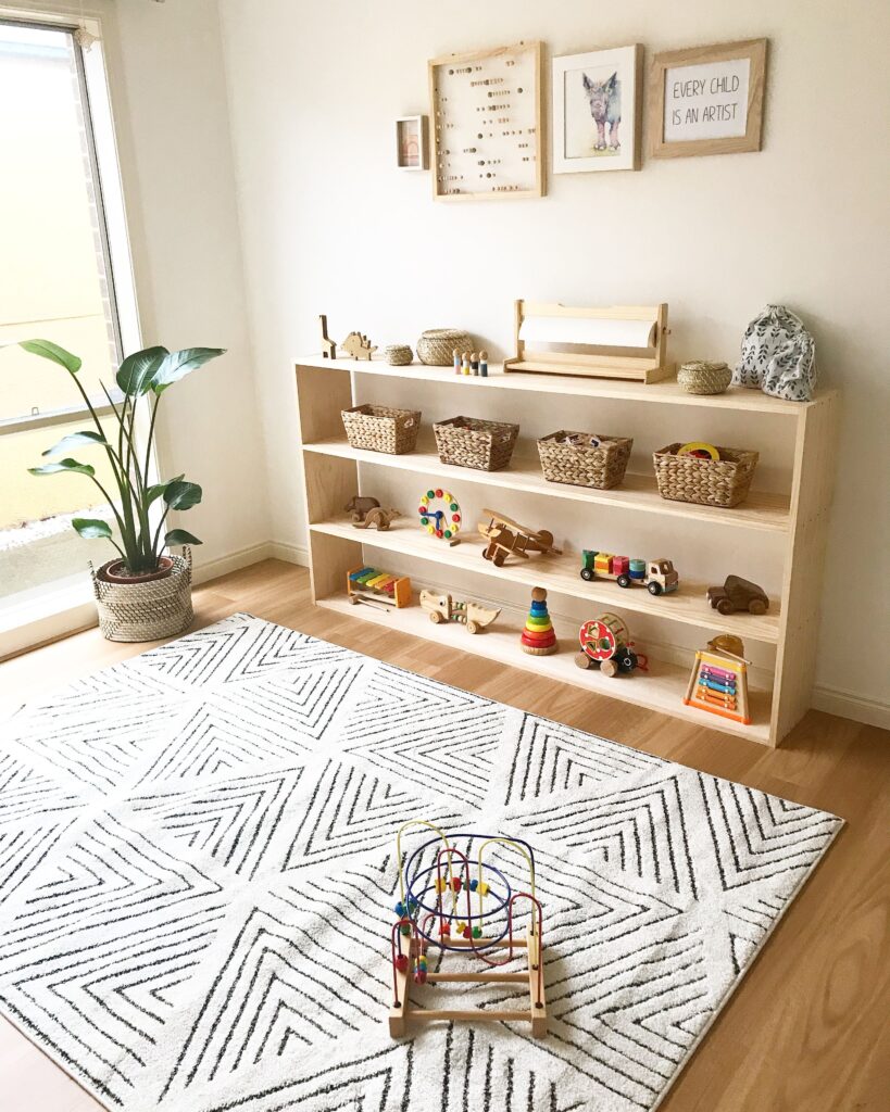 Prateleiras baixas em madeira com brinquedos em quarto infantil.