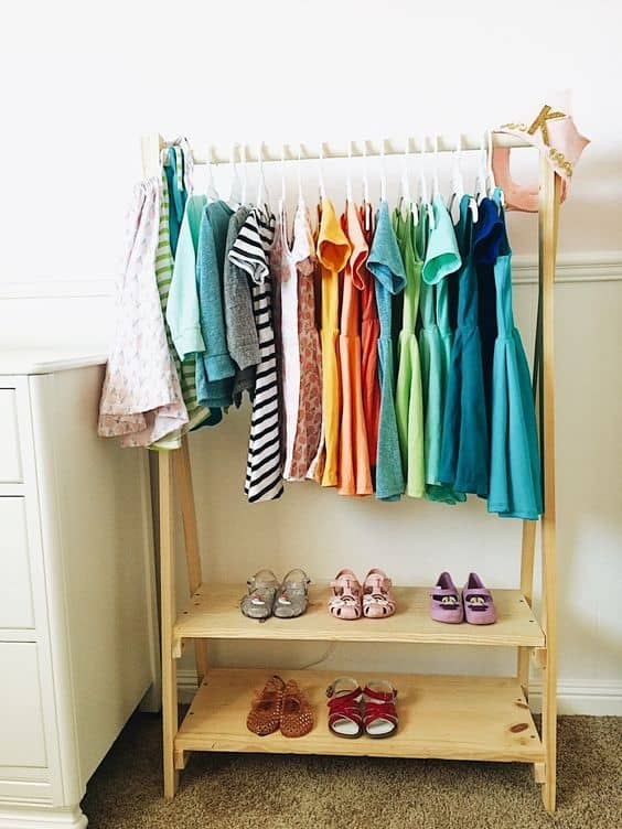 Arara de roupas para quarto infantil.