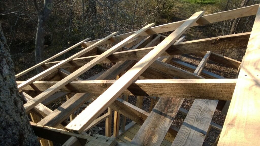 Ripas e caibros de madeira em estrutura de telhado.