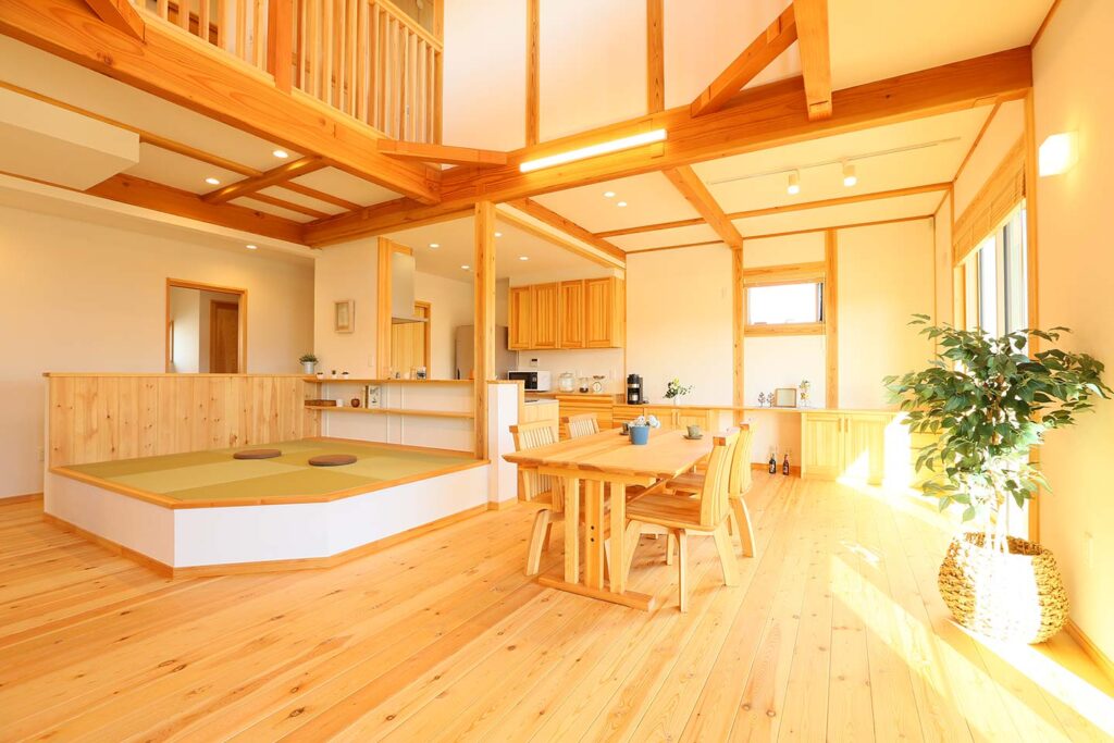 Lado interno de casa com estrutura e acabamentos em madeira clara.