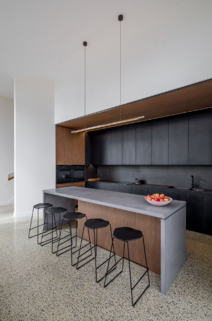 Cozinha preta e cinza minimalista.