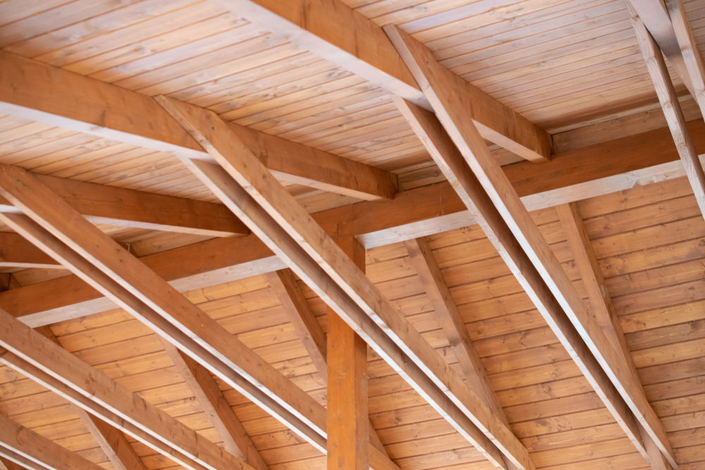 Estrutura de madeira definitiva em telhado.