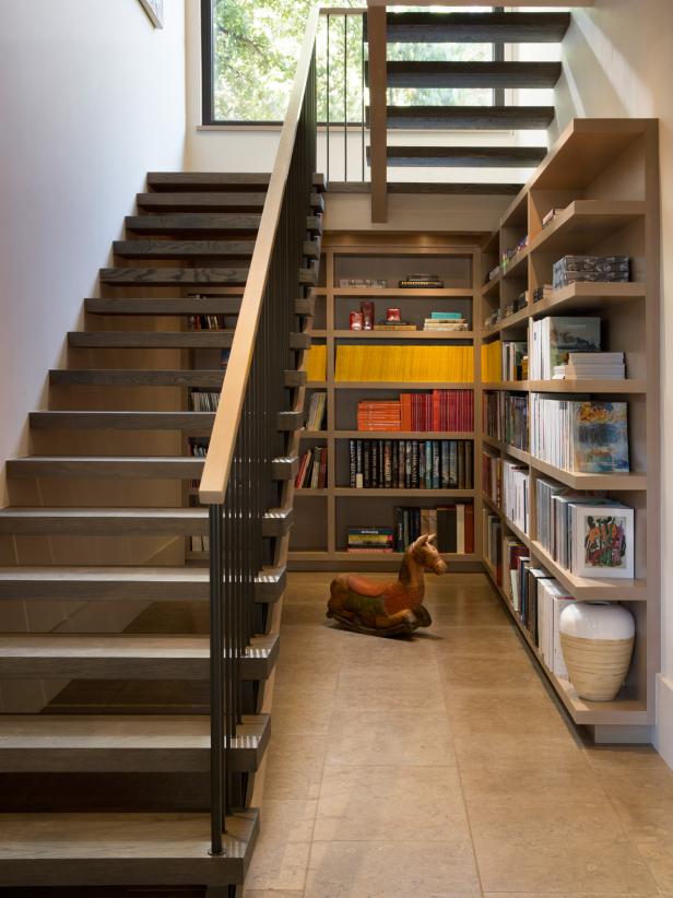 Estante de livros embaixo da escada.