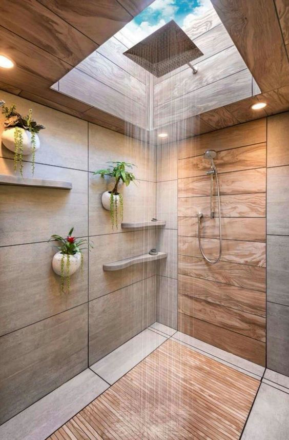Lindo banheiro com claraboia centralizada acima do chuveiro.