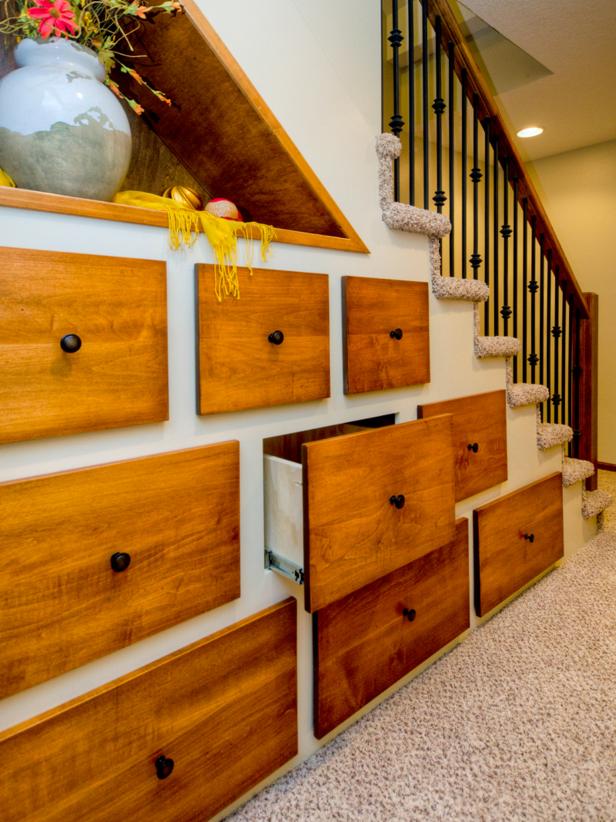 Em vez de um armário embaixo da escada, você pode ter várias gavetas para armazenamento.