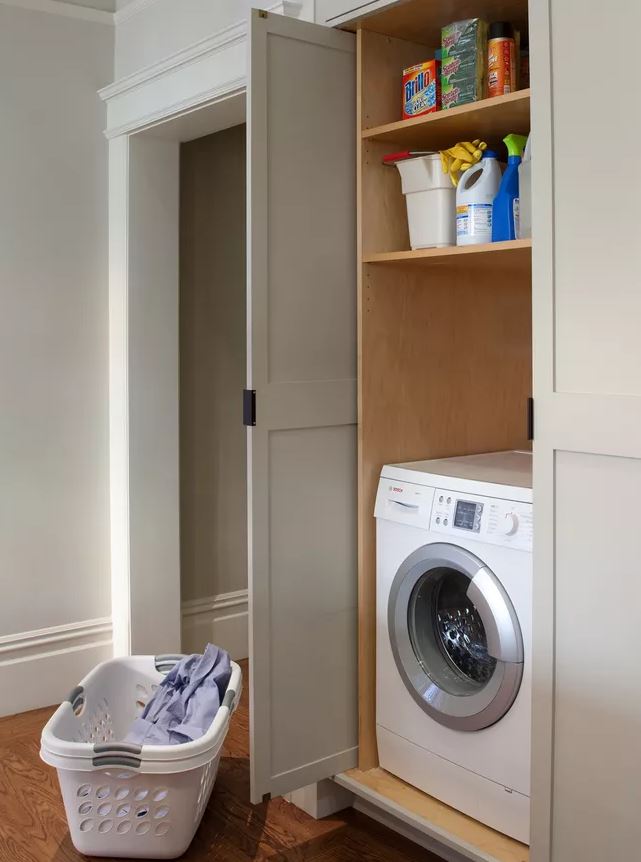 Armário de madeira vertical para máquina de lavar roupas.