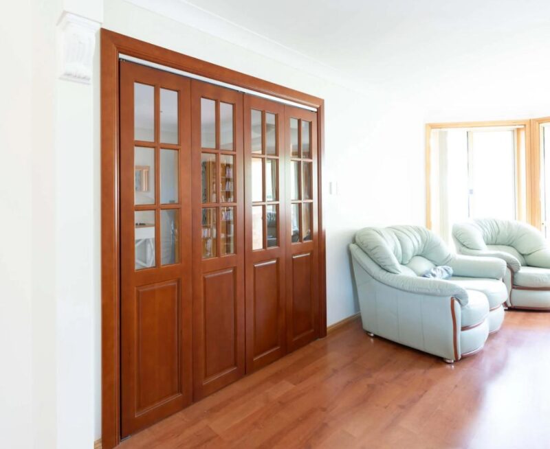 8 Portas de madeira com vidro para sala incríveis!