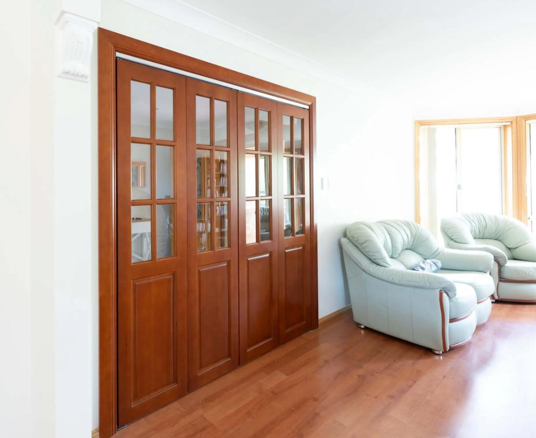 8 Portas de madeira com vidro para sala incríveis!