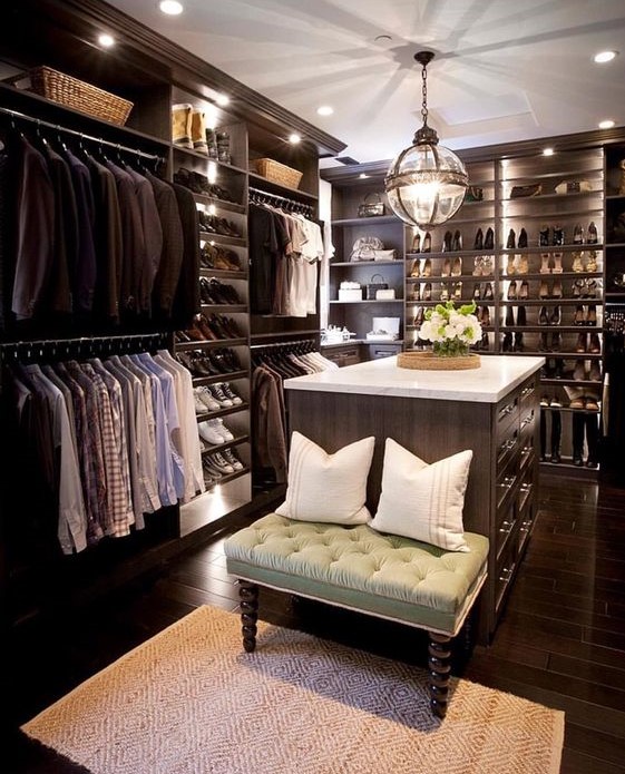 Closet feminino grande feito de madeira escura elegante.
