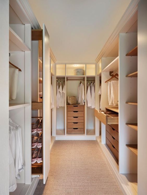 Closet branco com madeira moderno e elegante.