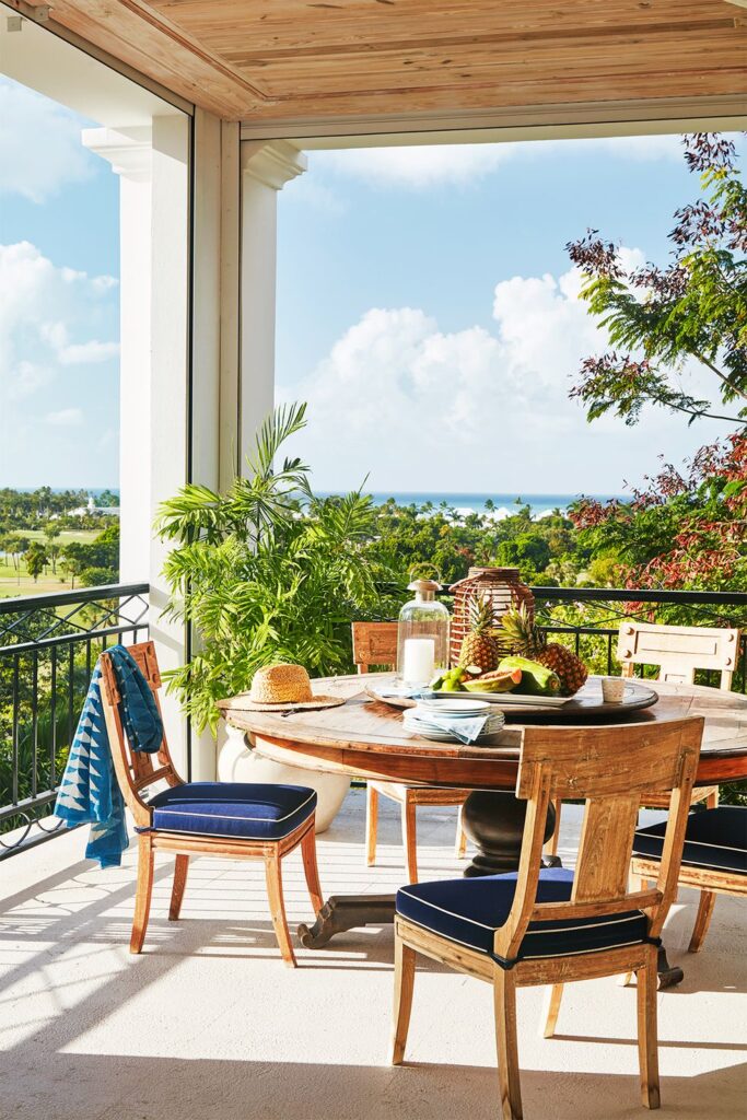 Um conjunto de mesas e cadeiras é um dos móveis para varanda gourmet mais fundamentais.